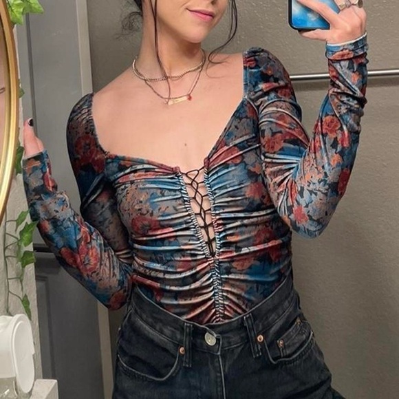 UO Georgia Velour Lace-Up Top - Floral Ruched Long Sleeve Velvet - Picture 5 of 8